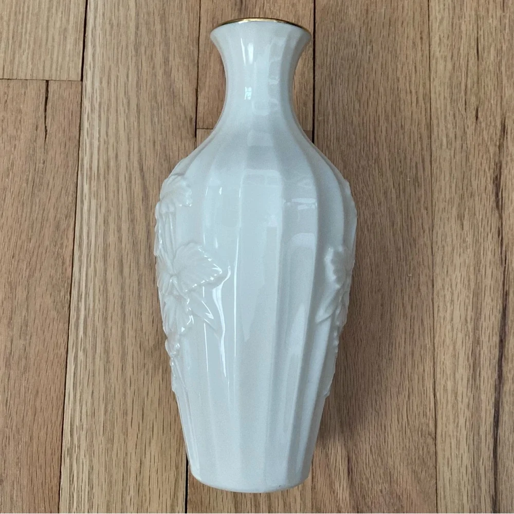 Vintage 80’s Lenox Classic Off White Porcelain Bud Vase with 24K Gold Trim.